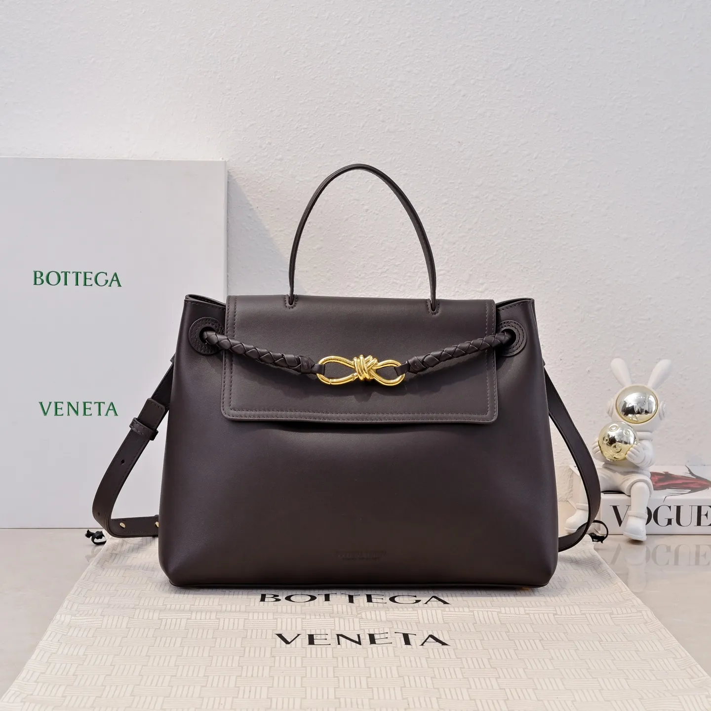 Batch 2360 #Bv New Ciao Ciao handbag Ciao Ciao means "hello" and "goodbye" in Italian, showing a relaxed and casual lifestyle ⭐️Made of Dutch Silky Calf calf leather ~ silky to the touch. The leather is thick, and the suede lining is soft and comfortable. The relaxed feeling of stacked smooth leather, the representative woven element shoulder strap, and the perfect embellishment of golden buckles 💥The bag has a unique shape, casual and exquisite, and super practical ☄️Carry Ciao Ciao to accompany you in various occasions, and be the most stylish you 🎀 Model: 7231 Size: 34x26x15